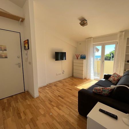 Sunrise Beach House - Sea View Apartment มอนเตซิลวาโน ภายนอก รูปภาพ