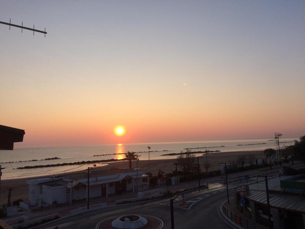 Sunrise Beach House - Sea View Apartment มอนเตซิลวาโน ภายนอก รูปภาพ