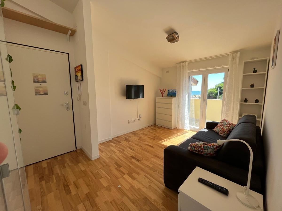 Sunrise Beach House - Sea View Apartment มอนเตซิลวาโน ภายนอก รูปภาพ